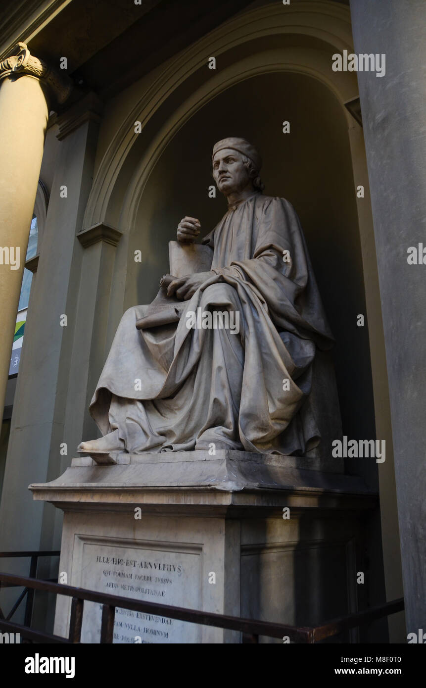 Estatua de Arnolfo di Cambio en el Palazzo dei Canonici, Florencia. Foto de stock