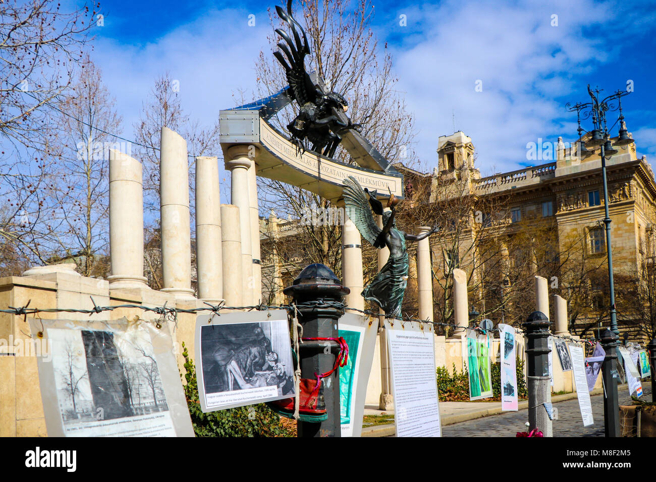 En Budapest, los manifestantes colocar fotografías y otros objetos delante del controvertido monumento a las víctimas de la ocupación nazi de Hungría. Foto de stock
