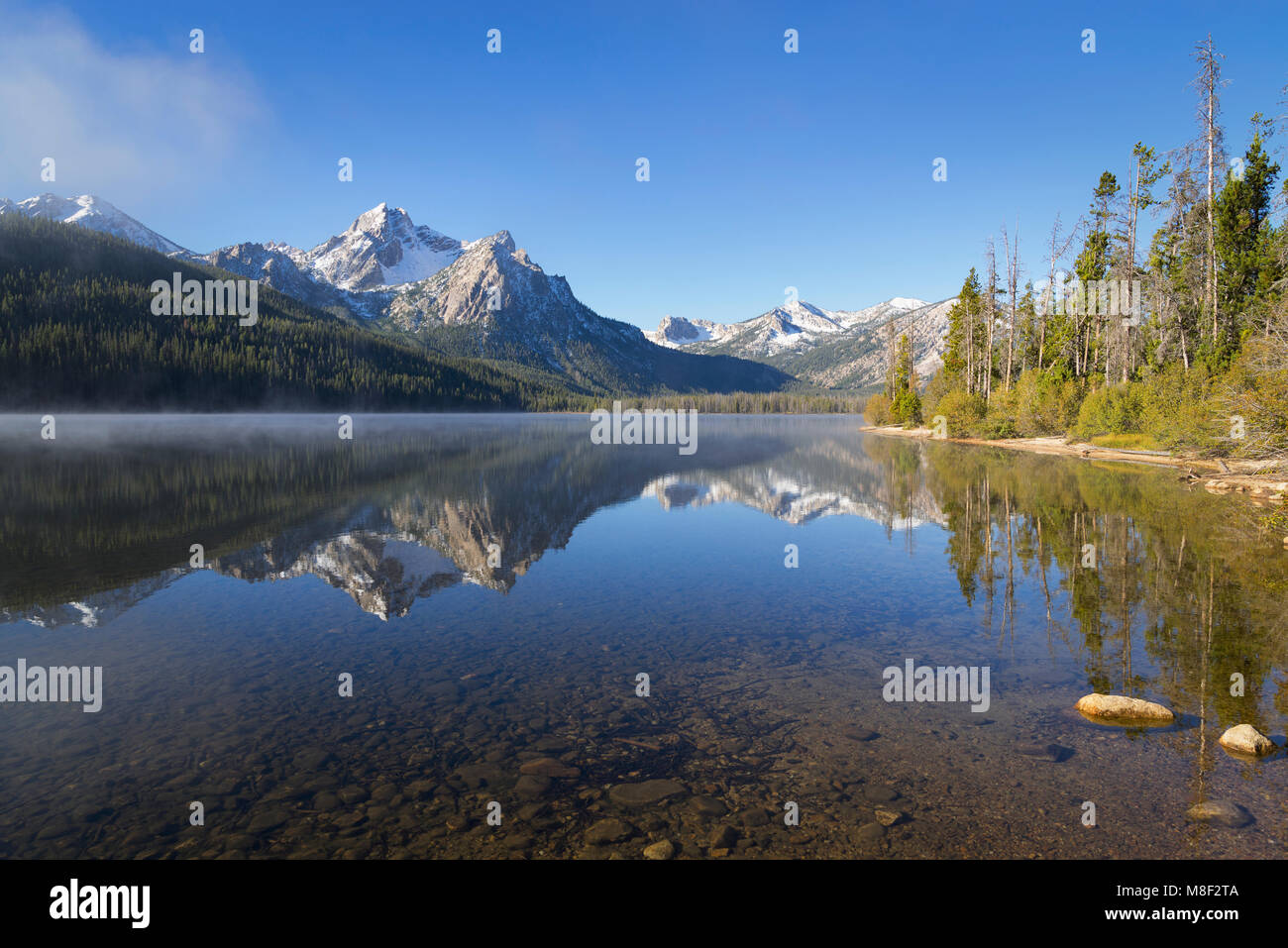Estados Unidos, Idaho, Sawtooth range con el lago Foto de stock