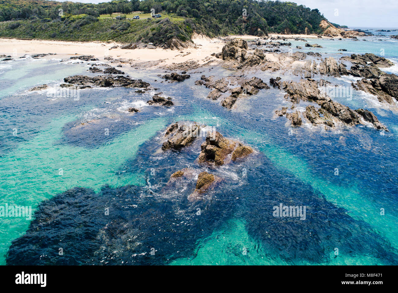 Australia, Nueva Gales del Sur, Bermagui, afiladas rocas en agua nera beach Foto de stock