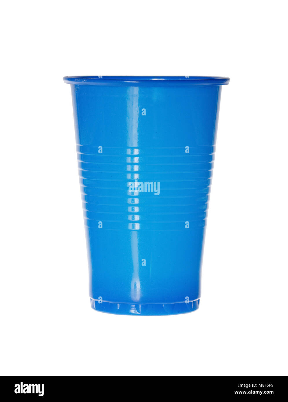 Imagen cercana de un vaso desechable azul contra el blanco. Foto de stock