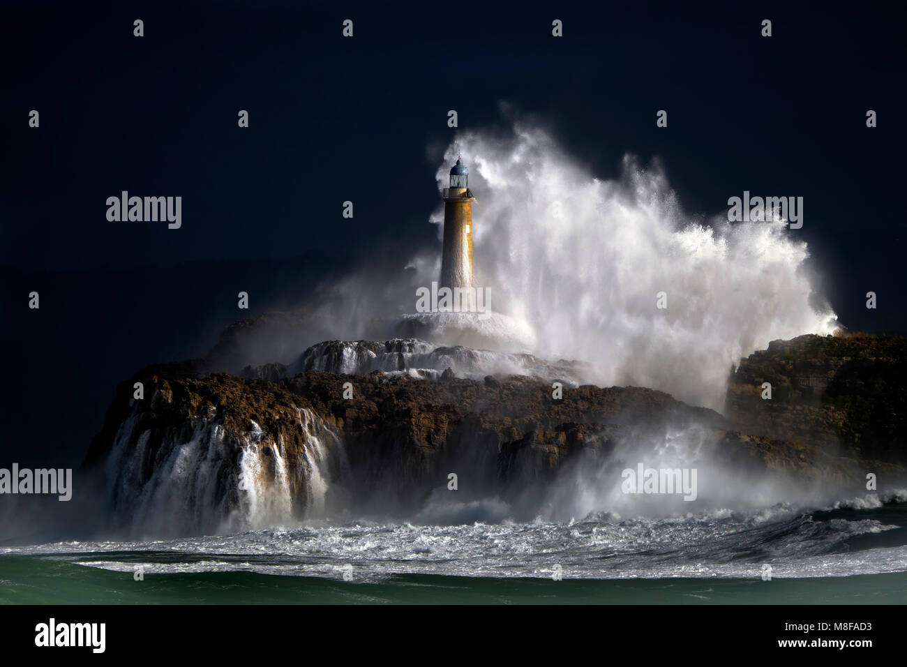 El Mouro Island Lighthouse durante una tormenta. Las grandes olas, de más de 10 metros. Santander, España. Foto de stock