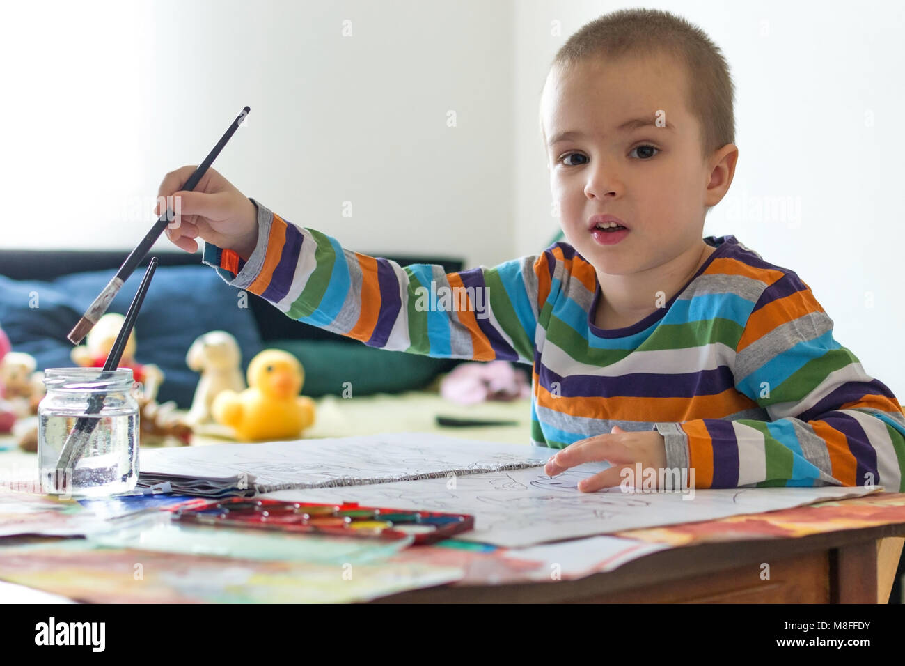 Niño pequeño muchacho dibujo y pintura en el hogar. La creatividad de los niños. Foto de stock