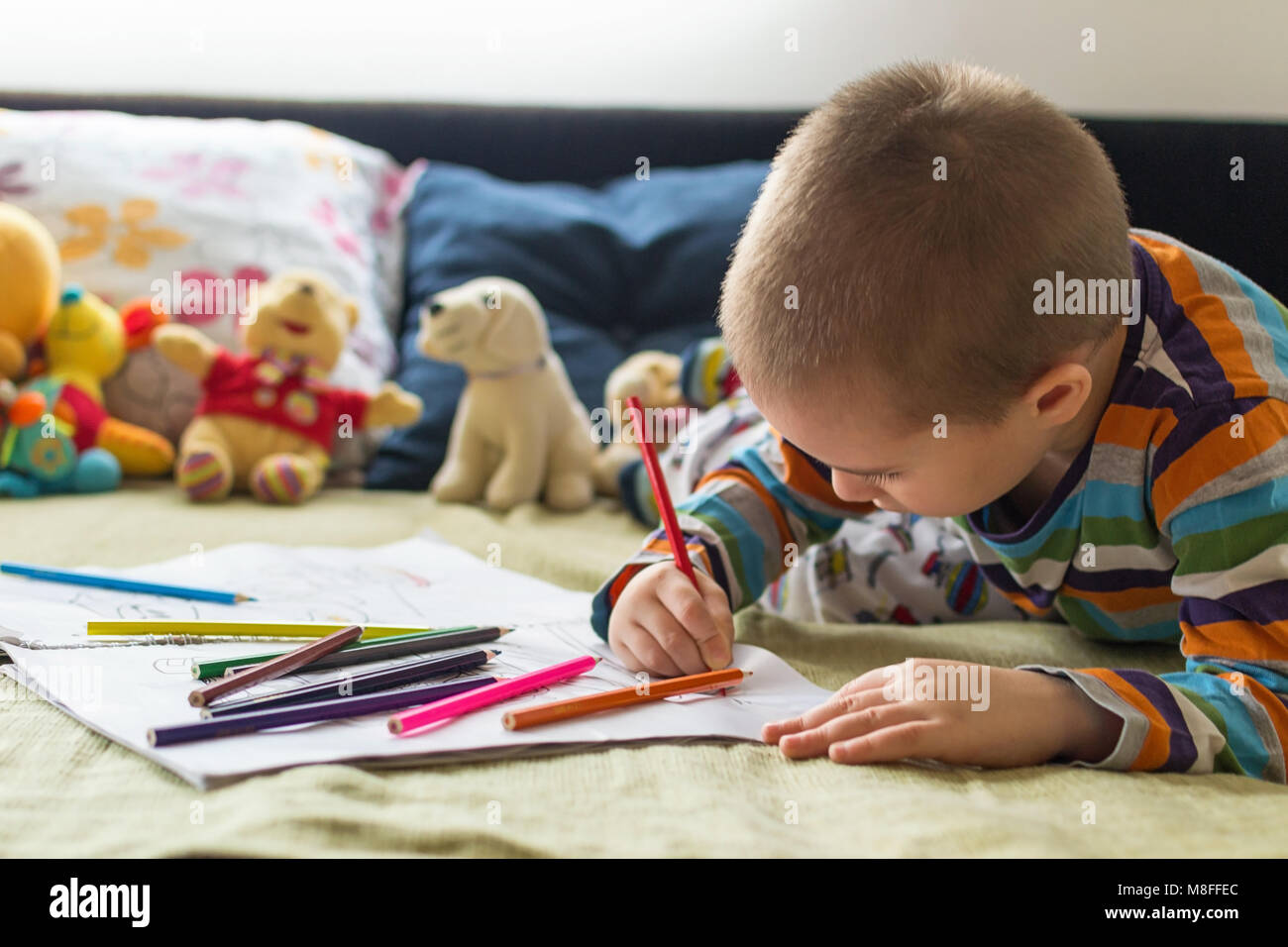 Niño pequeño muchacho dibujo y pintura en el hogar. La creatividad de los niños. Foto de stock