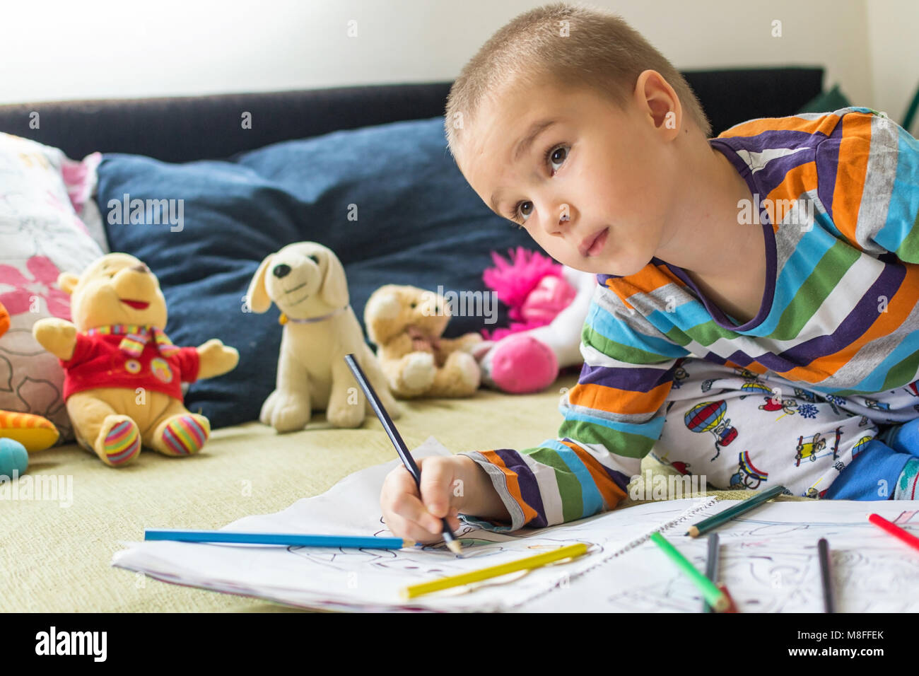 Niño pequeño muchacho dibujo y pintura en el hogar. La creatividad de los niños. Foto de stock