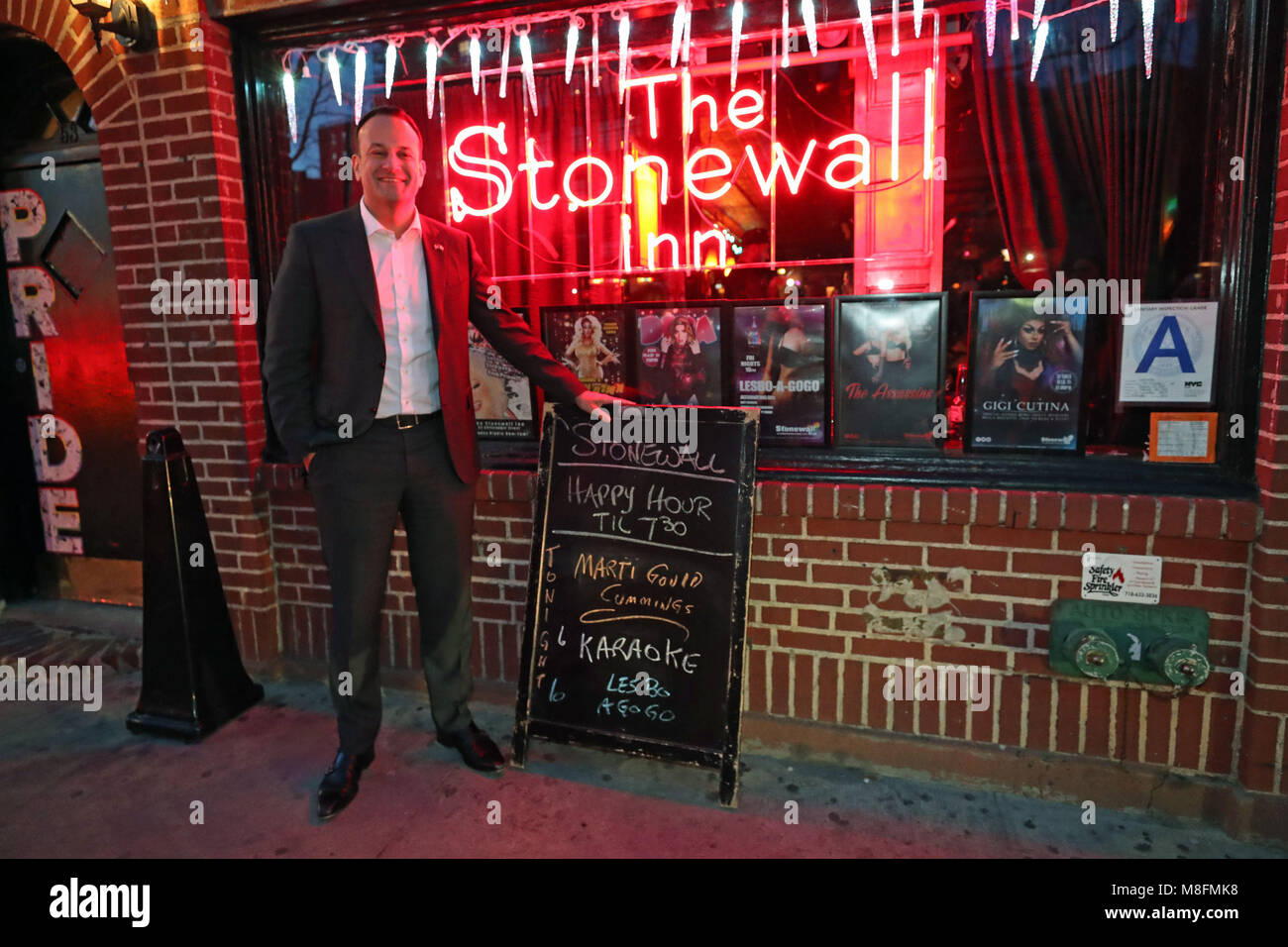 Taoiseach irlandés Leo Varadkar posa para una foto fuera del Stonewall Inn, un icónico sitio para el movimiento por los derechos de los homosexuales, en la ciudad de New York's Greenwich Village. Foto de stock
