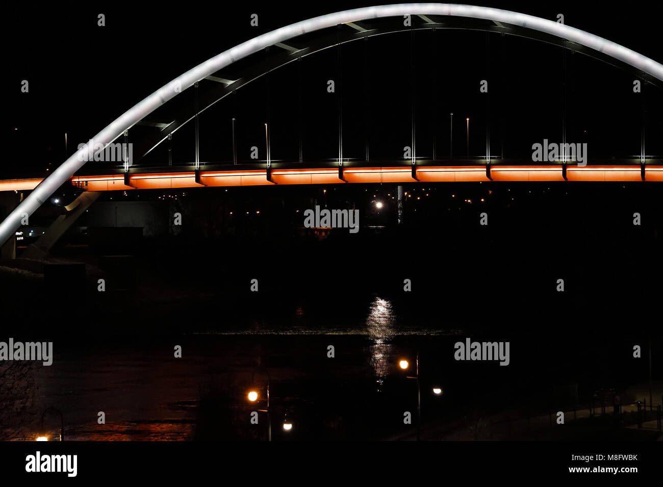 Puente sobre el rio de noche Foto de stock