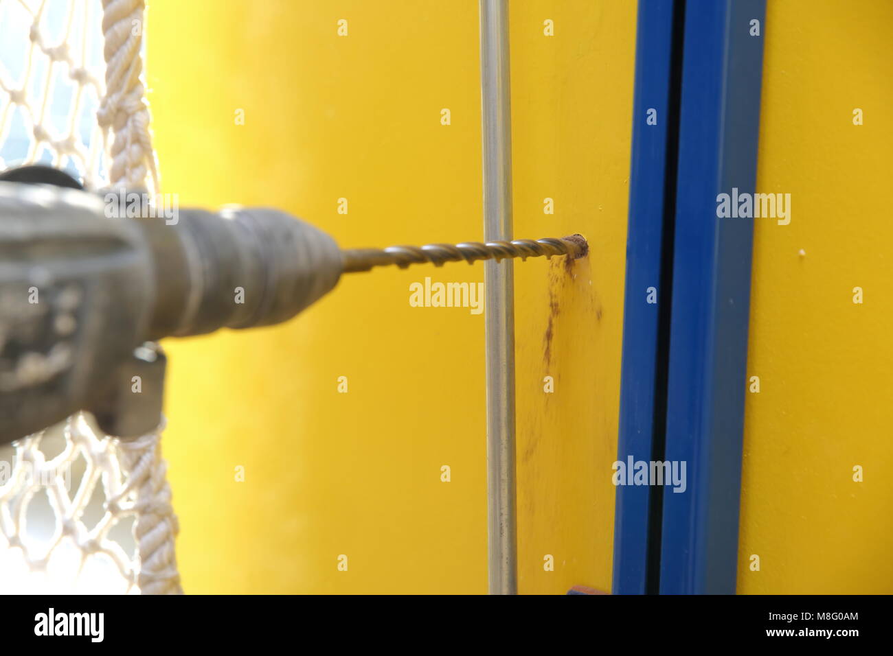 Durante la perforación con un taladro de martillo, un montón de golpes y  gran ruido se genera si la pared es de cemento sólido Fotografía de stock -  Alamy