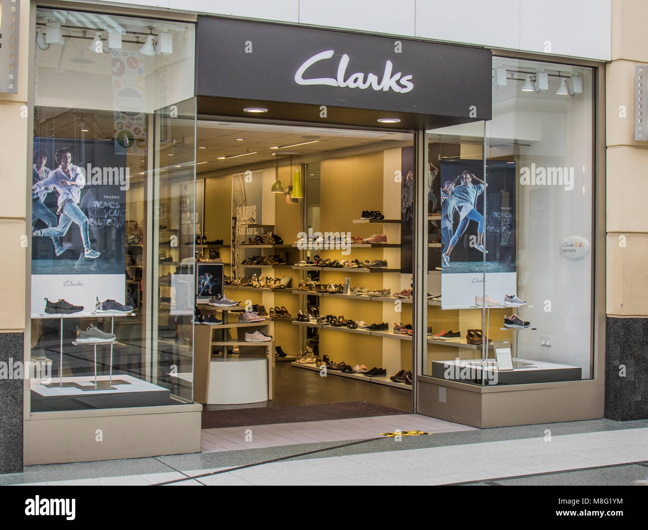 Tienda de Zapatos Clarks, la zona comercial del centro de la ciudad de  Stockport, Merseyway Fotografía de stock - Alamy