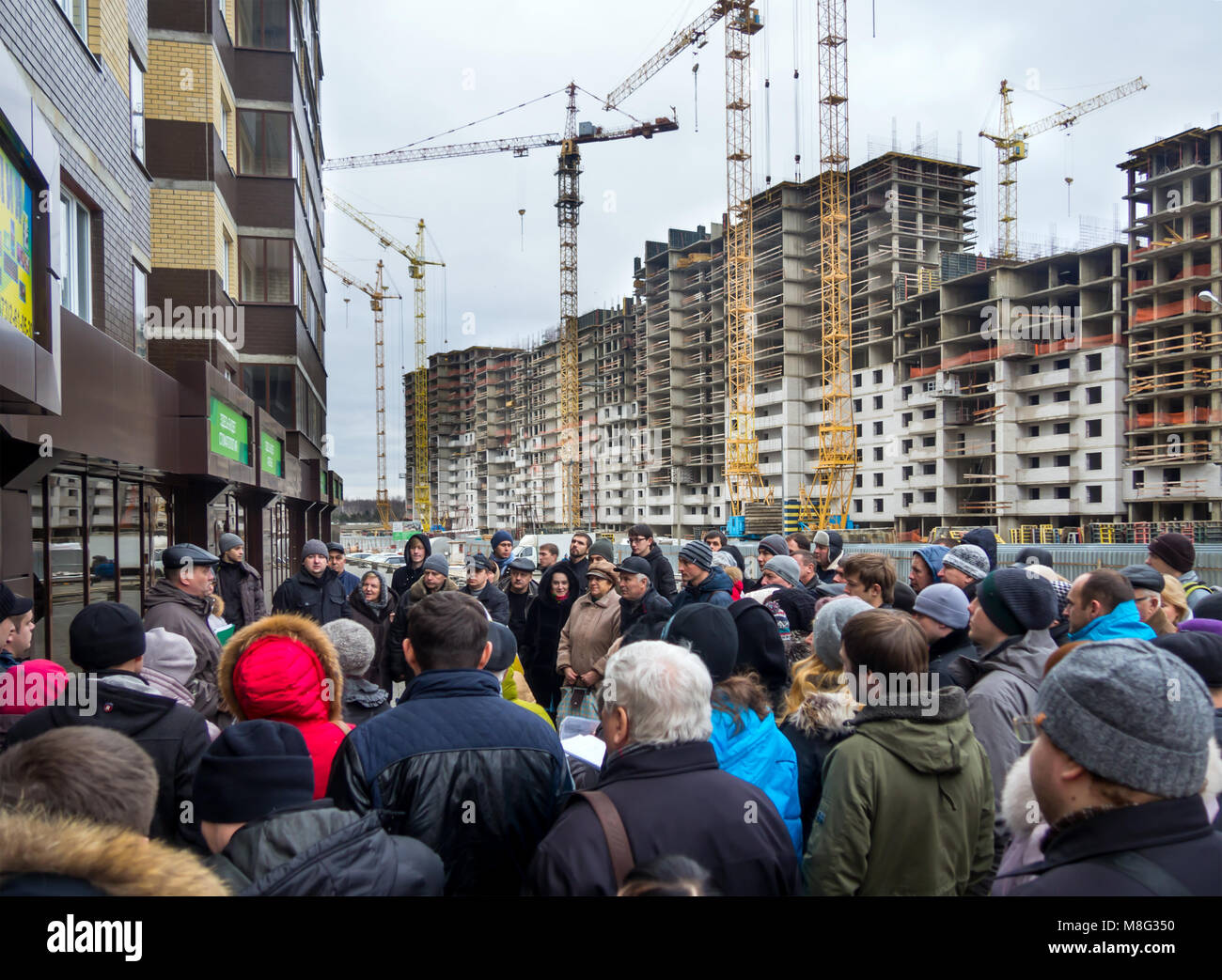 En Voronezh, Rusia - Diciembre 20, 2015: Reunión de personas al sitio de la construcción de una nueva casa Foto de stock