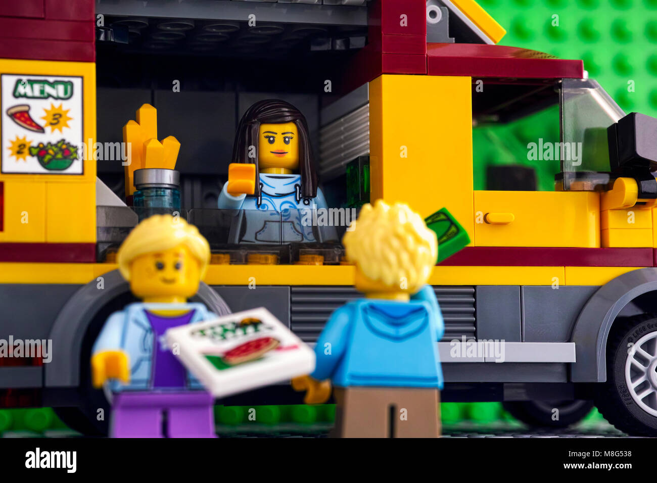 Tambov, Rusia - Febrero 05, 2018 Lego City Pizza Van con el vendedor en el  interior y dos jóvenes clientes con caja de pizza. Foto de estudio  Fotografía de stock - Alamy