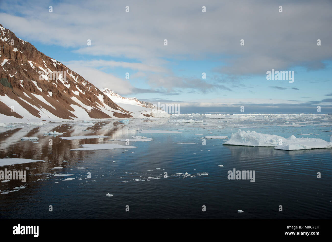 Un hermoso paisaje congelado en la Antártida Foto de stock