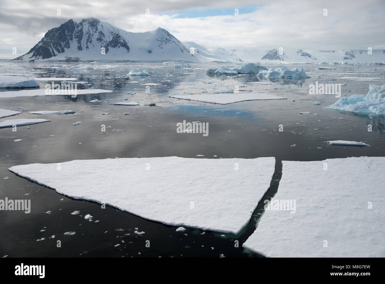 Un hermoso paisaje congelado en la Antártida Foto de stock
