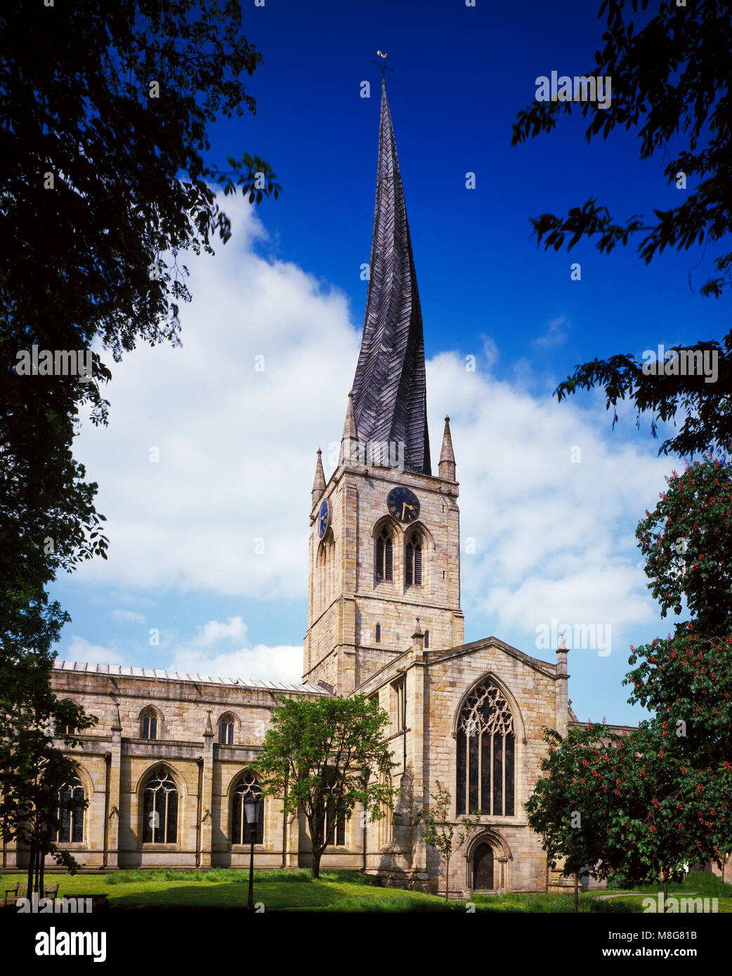 Santa María y la Iglesia de todos los santos en Chesterfield, Derbyshire, Reino Unido Foto de stock