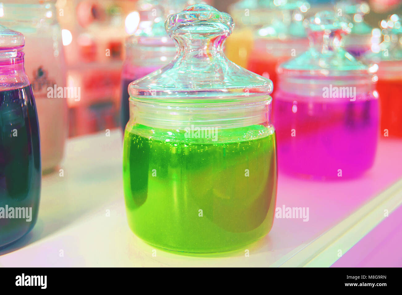 Frascos de vidrio de Mermelada y jalea brillante para la degustación en la  pantalla Fotografía de stock - Alamy