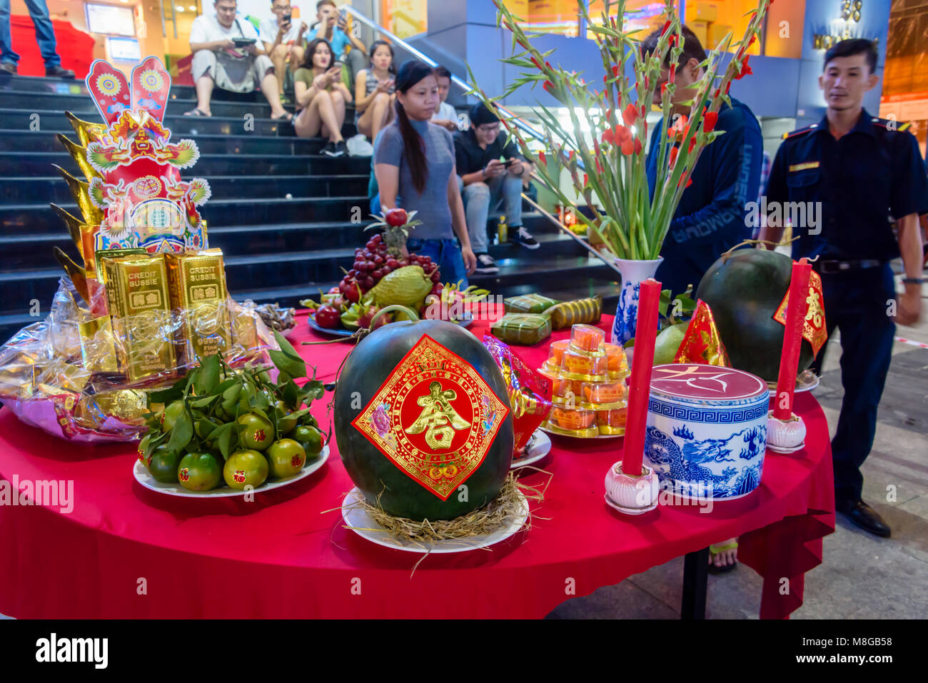 Ofrendas de frutas, sandía, flores y velas para celebrar el Año Nuevo Lunar chino, Ho Chi Minh, Saigón, Vietnam Foto de stock