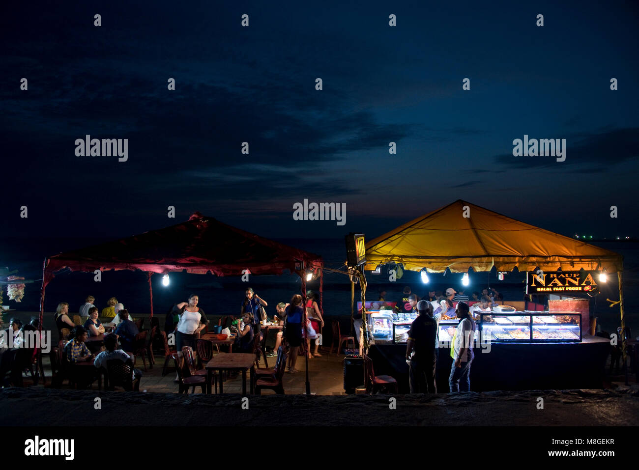 Restaurantes al aire libre, por la noche, en Galle Face Green - un lugar popular en Colombo para pasar tiempo jugando y jugando por el mar. Foto de stock