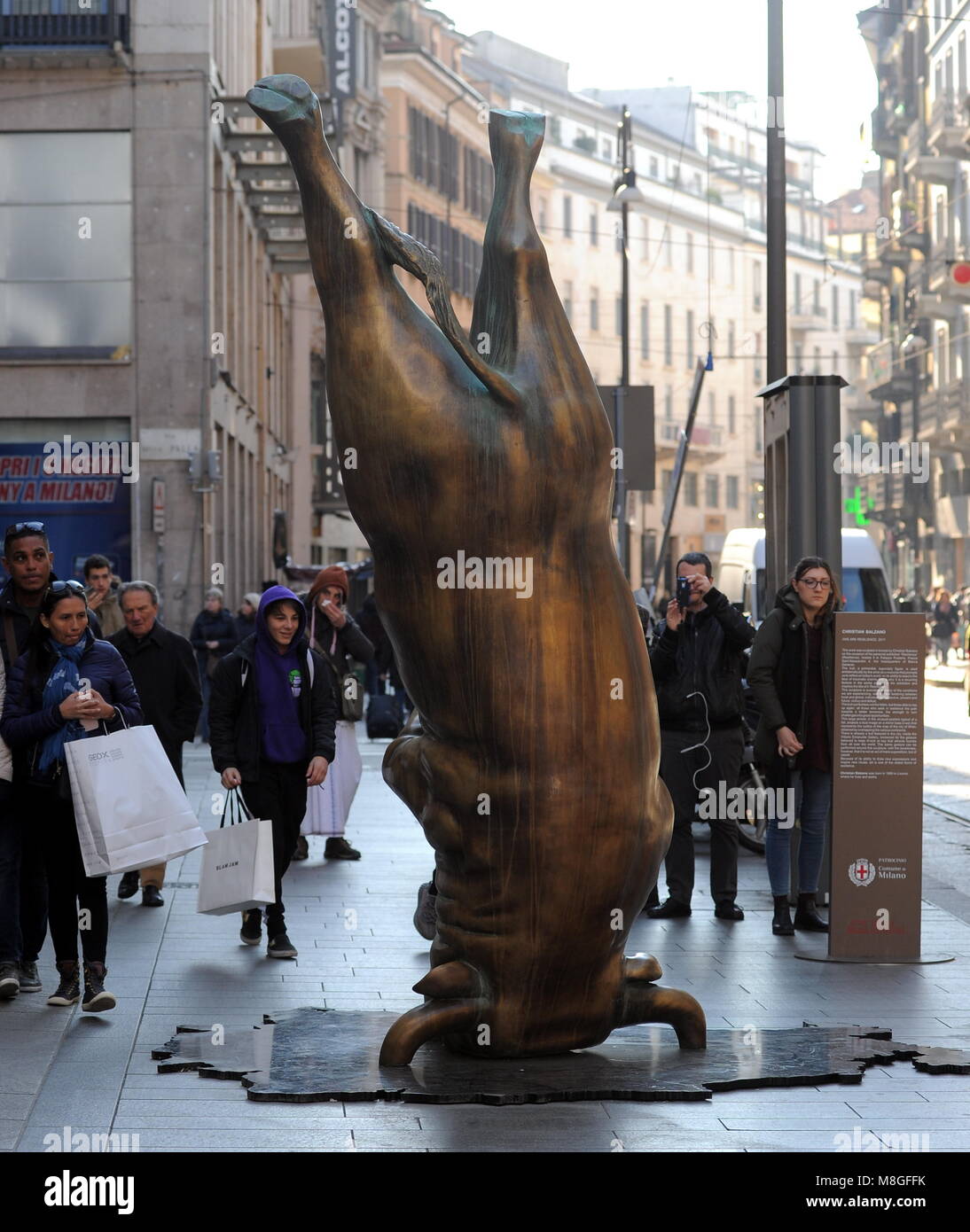 estatua de toro al revés firmada por Christian Balzano ha sido exhibido en via Torino. La escultura presentada por Banca Generali bajo el patrocinio de la ciudad de Milán