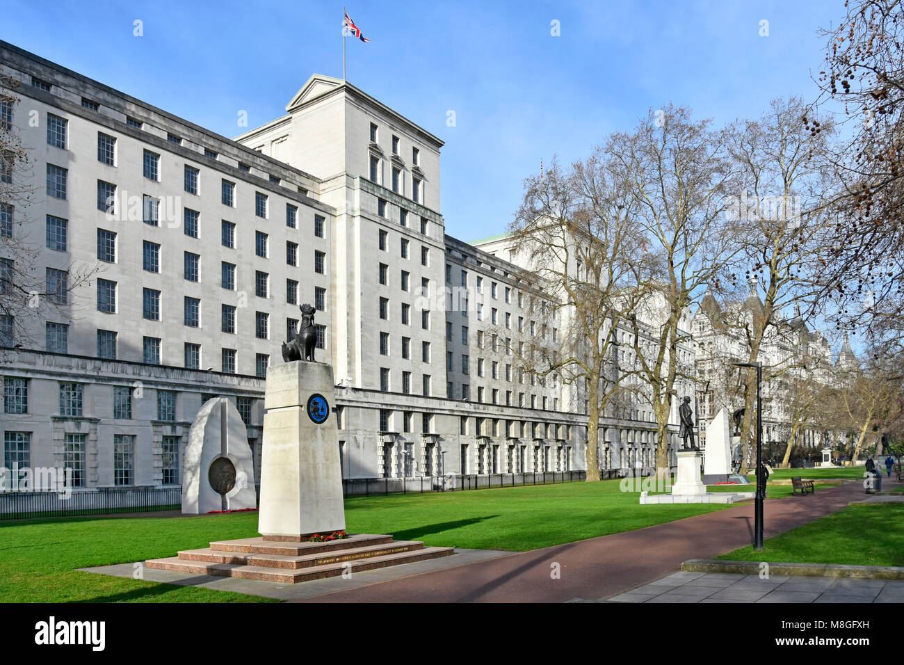 Vista invernal de las oficinas gubernamentales del Ministerio de Defensa MOD principal edificio Victoria Embankment Gardens incluidos varios monumentos de guerra, Londres, Gran Bretaña. Foto de stock
