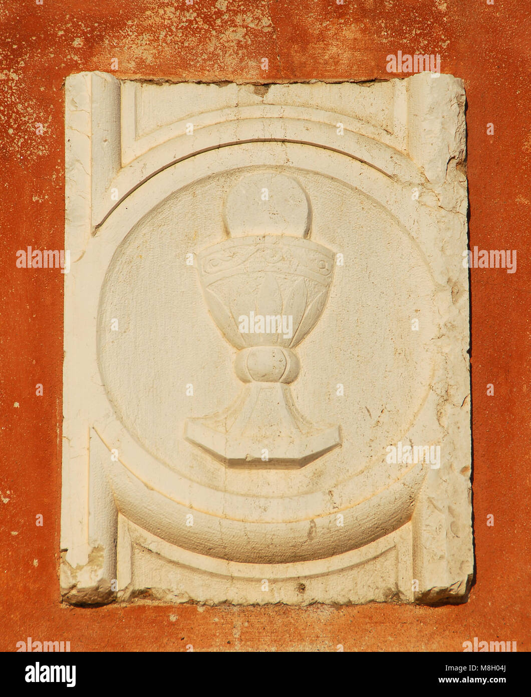 Santo Cáliz con la Sagrada Hostia Antigua alivio en un muro de Venecia