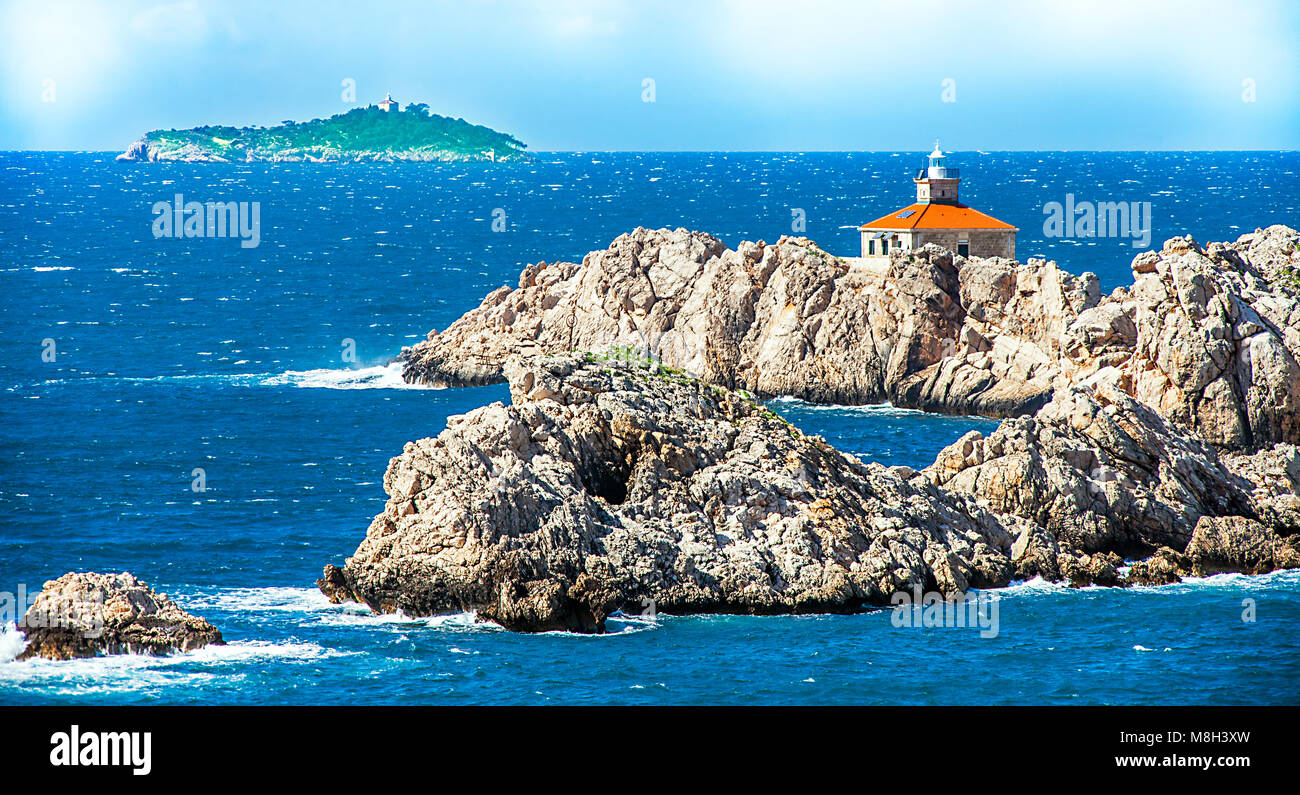 Pequeña isla en el Mediterráneo fuera de Dubrovnik. Foto de stock