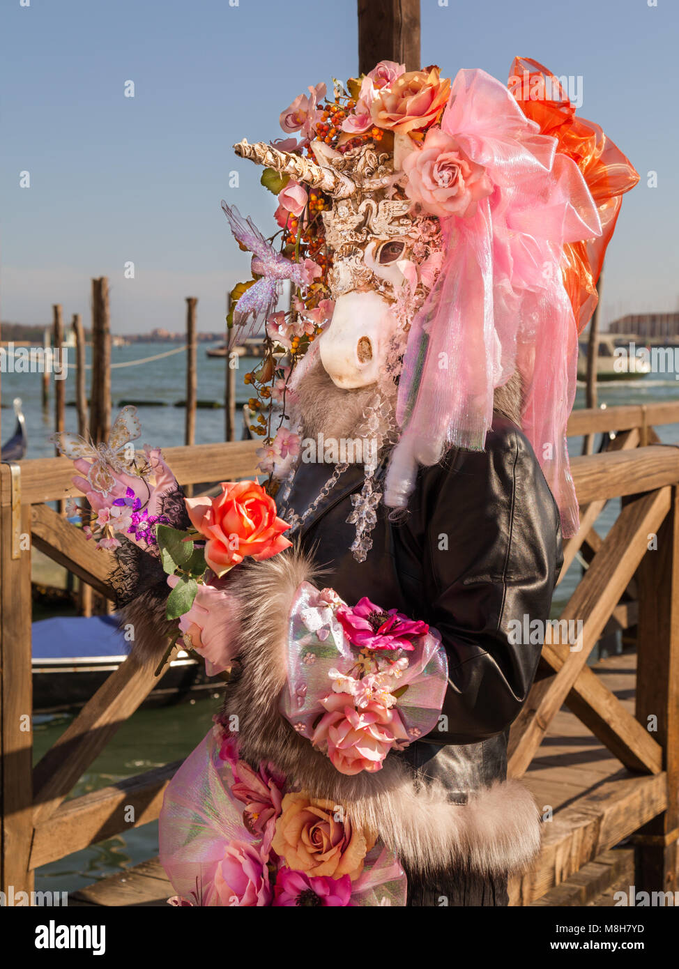 Un disfraz unicornio hermoso traje y máscara por la laguna en el Carnaval  de Venecia, Carnivale di Venezia, Italia Fotografía de stock - Alamy