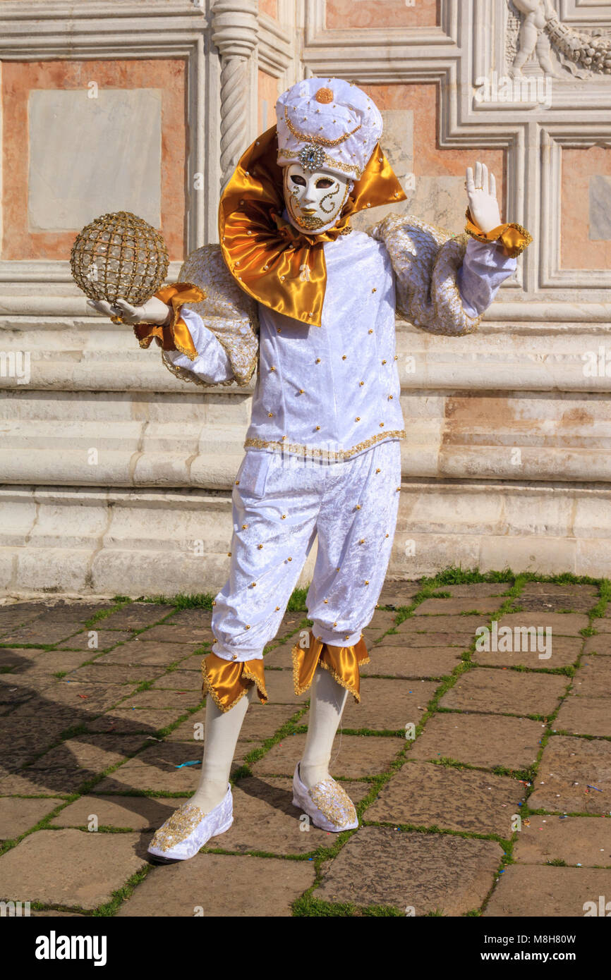 Un Adivino Y Arlequín O Arlecchino En Fancy Dress Trajes Y La Máscara En El Carnaval De Venecia