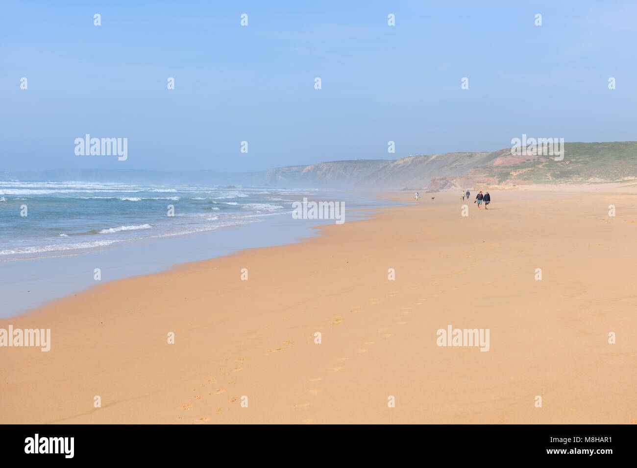 La playa de Bordeira. Sudoeste Alentejano y Costa Vicentina, Parque de la naturaleza de la costa atlántica más salvajes en Europa. Portugal Foto de stock