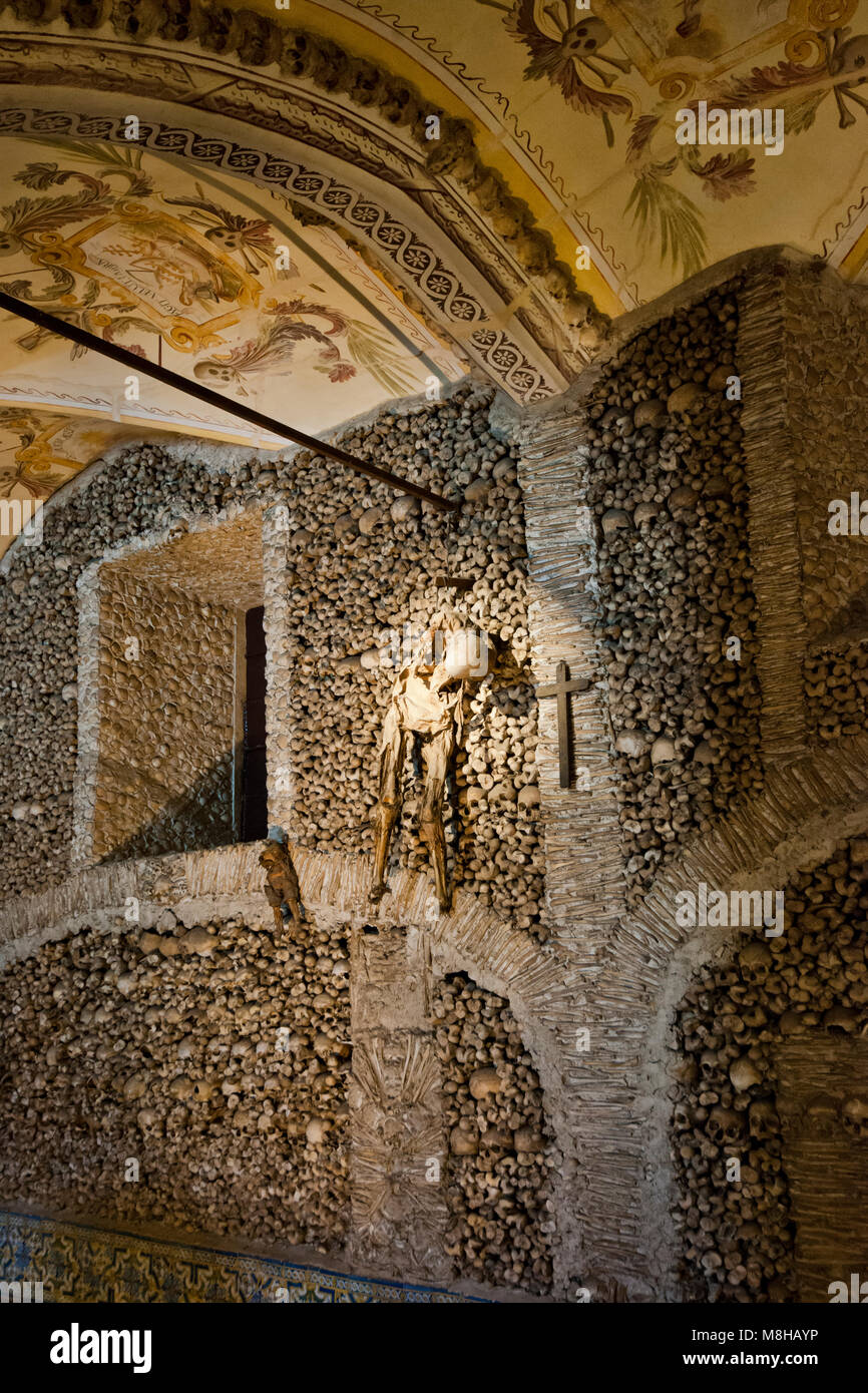 Capela dos Ossos (Capilla de los huesos) en la iglesia de San Francisco. Évora, Portugal Fotografía de stock - Alamy Capela dos Ossos (Capilla de los huesos) en la iglesia de San Francisco. Évora, Portugal Fotografía de stock - Alamy