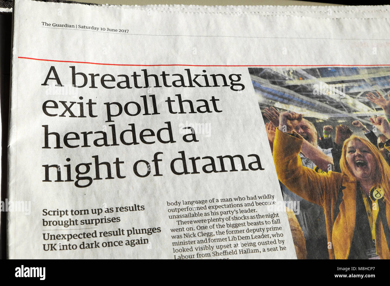 Guardian el artículo "Una impresionante encuesta de salida que presagiaba una noche de drama" los resultados de las elecciones de 2017, Londres, Inglaterra Foto de stock