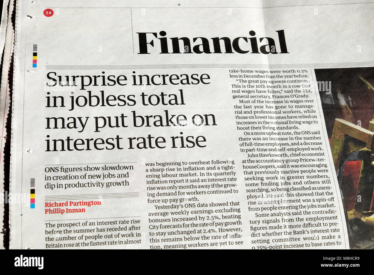 Guardian artículo financiero sorpresa titular "aumento de desempleados puede poner freno al aumento de tasa de interés' de Londres Inglaterra Foto de stock
