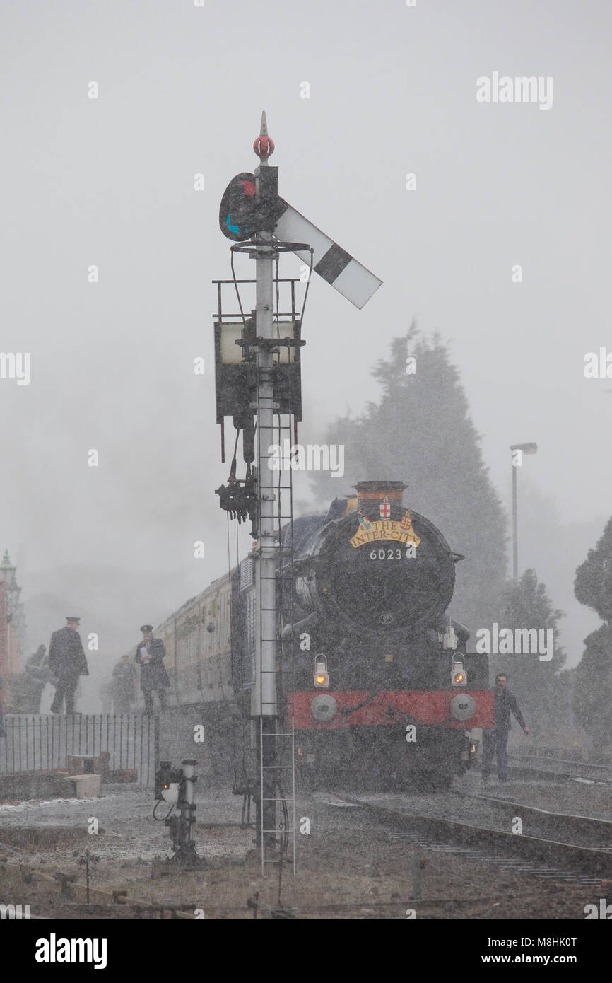 Kidderminster, Reino Unido. 17 de marzo de 2018. Clima en el Reino Unido: Mientras el ferrocarril Severn Valley celebra un exitoso "fin de semana de gala de entrenamiento", los entusiastas del tren de la experiencia ventiscas durante todo el día. A pesar de su fuerte y amargamente frío, los vientos del este conducen a un importante enfriamiento del viento, nada impide que los entusiastas del vapor disfruten de estas magníficas locomotoras de vapor del Reino Unido. Crédito: Lee Hudson/Alamy Noticias En Vivo Foto de stock