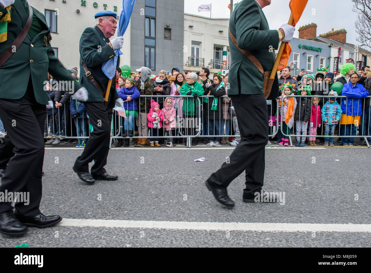 Días laborables Marinero Volar cometa Los participantes de la reunión anual de St Patrick's Day Parade celebra la  fiesta nacional de Irlanda y la patrona de Irlanda el sábado, 17 de marzo  de 2017, Galway, Irlanda.Día de