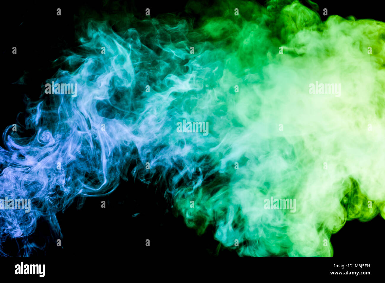 https://c8.alamy.com/compes/m8j5en/humo-de-colores-verde-y-azul-sobre-un-fondo-negro-aislado-antecedentes-desde-el-humo-de-vape-m8j5en.jpg