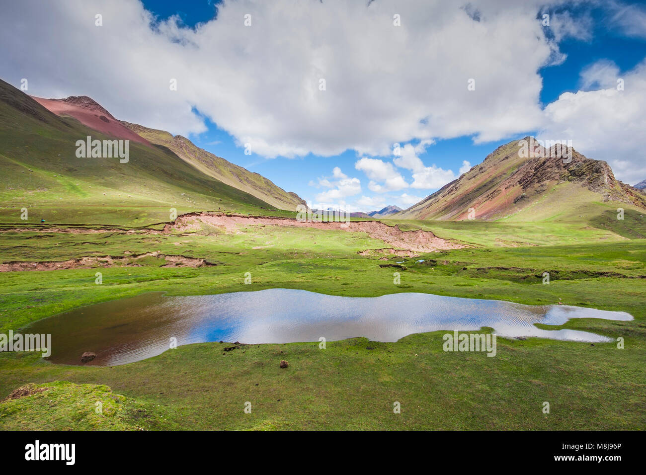 Las impresionantes vistas del paisaje de los andes peruanos en el camino hasta la montaña del arco iris Foto de stock