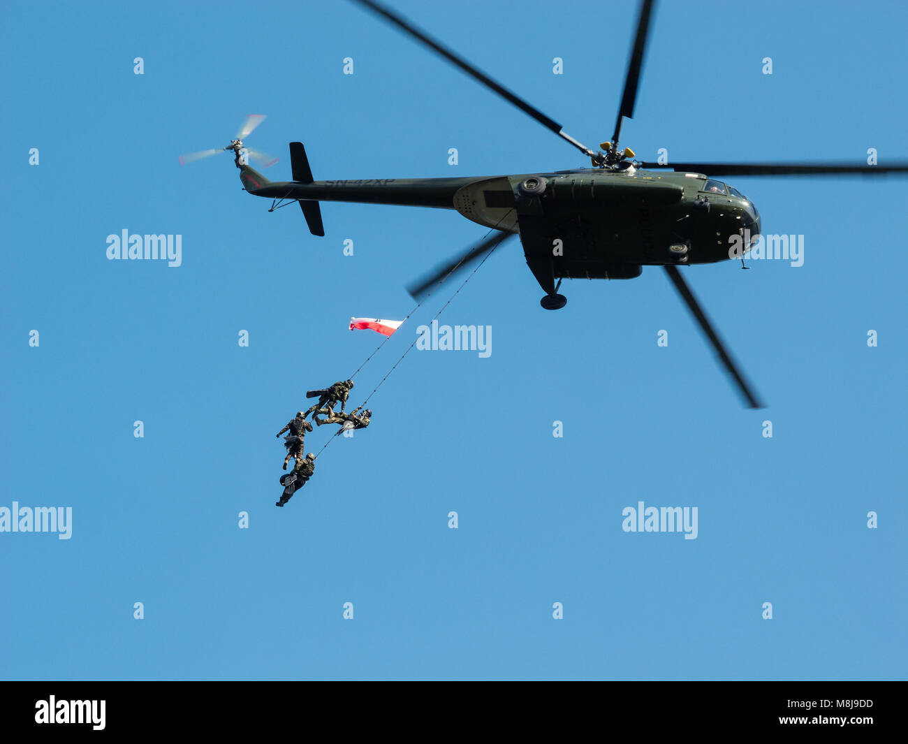 GROM polaco fuerzas especiales mostrar sus habilidades colgando de cuerdas desde un helicóptero. Varsovia, Polonia - 13 de septiembre, 2014 Foto de stock