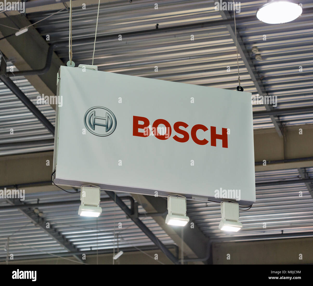 KIEV, Ucrania - 08 de octubre de 2017: el logotipo de Bosch, multinacional alemana de electrónica e ingeniería empresa stand durante 2017, la CEE electrónica más grande Foto de stock