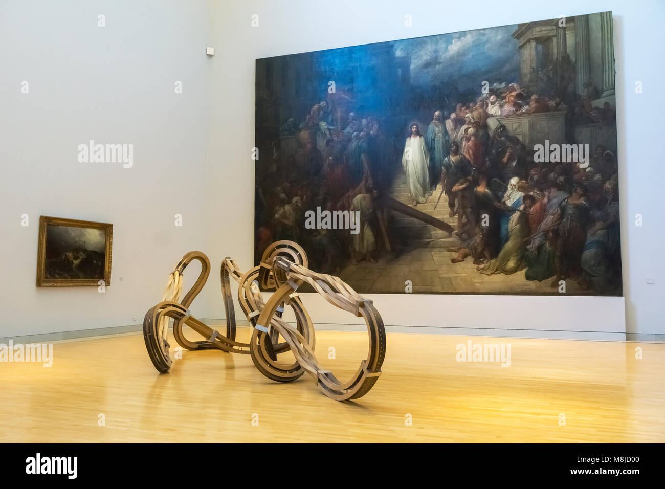 Escultura de acero y roble por Richard Deacon (2009) y la pintura Le Cristo quittant le prétoire (El Cristo saliendo del Pretorio) por Gustave Doré. Foto de stock