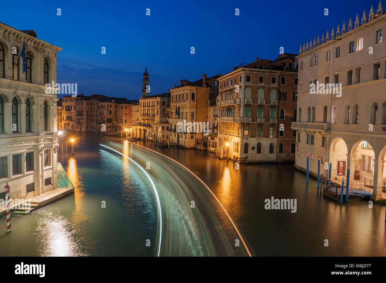 En la noche de Venecia, Italia, Europa. Grand Canal, los antiguos edificios. Water Street, casas históricas. Complejos Habitacionales tradicionales italianos en el canal. Viajes famosos des Foto de stock