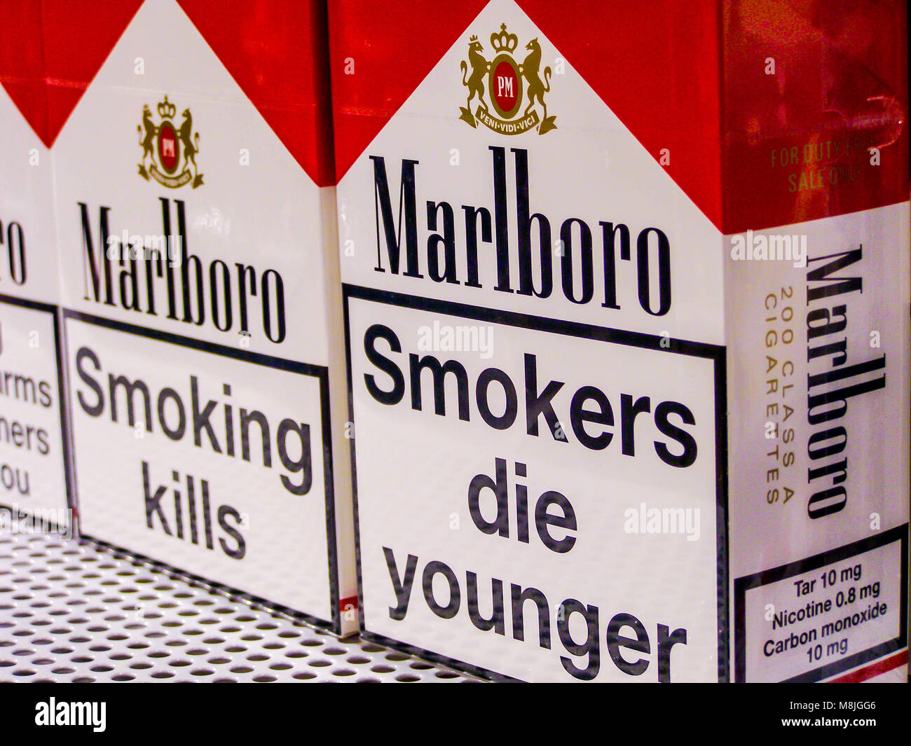 Cartel publicitario de cigarrillos marlboro fotografías e imágenes de