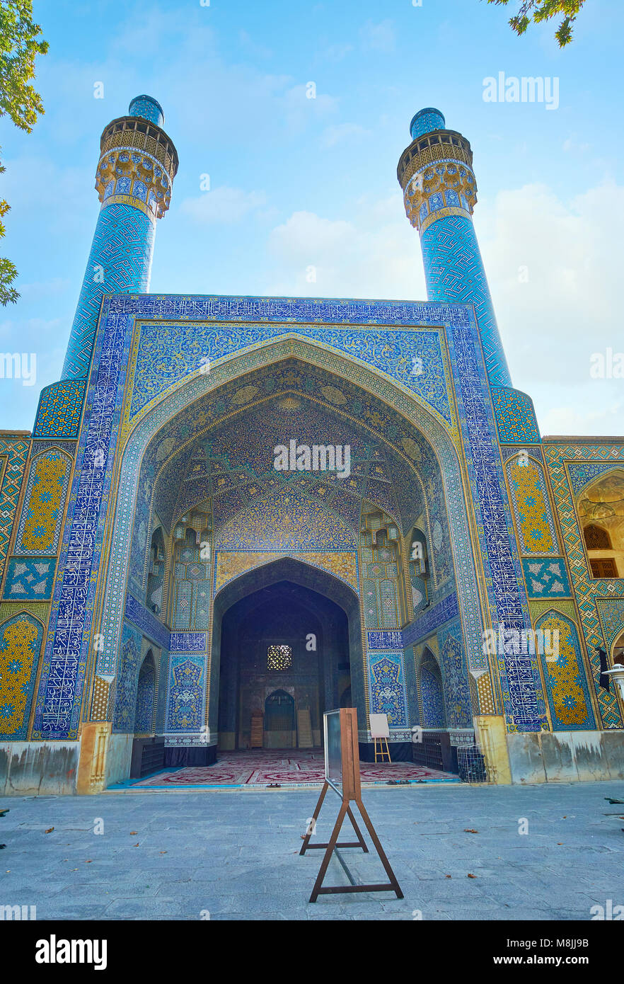 El gigante portal de entrada de la mezquita medieval de Chaharbagh madraseh  con dos delgados minaretes decorados con azulejos de color azul brillante,  patrones de Isfa Fotografía de stock - Alamy