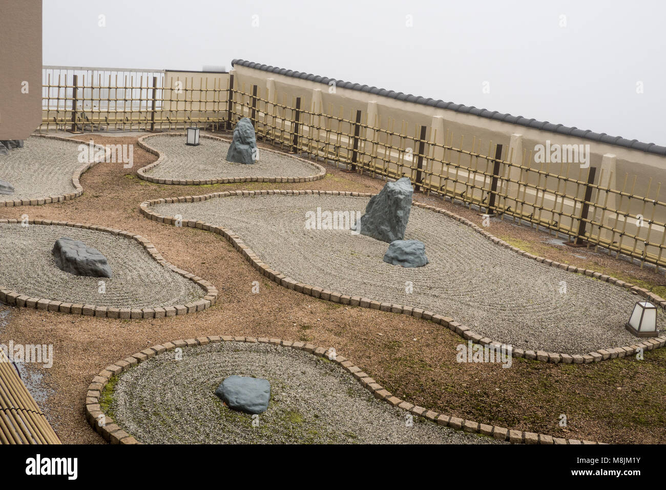 Jardín de Piedras japonés en la madrugada rodeado por la niebla Foto de stock