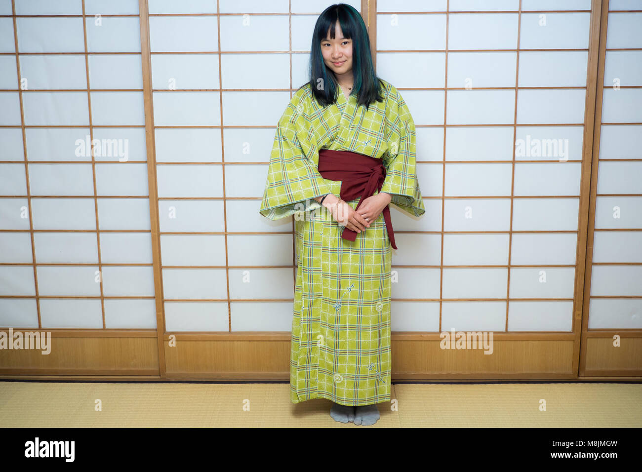 Mujer joven en un yukata una ropa tradicional japonesa Fotografía de stock  - Alamy