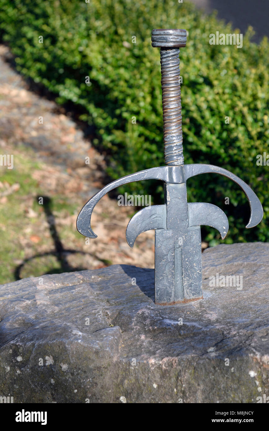 Espada en la piedra, Taunton, Somerset Castillo Réplica de la espada del  Rey Arturo, Excalibur con sombra Fotografía de stock - Alamy