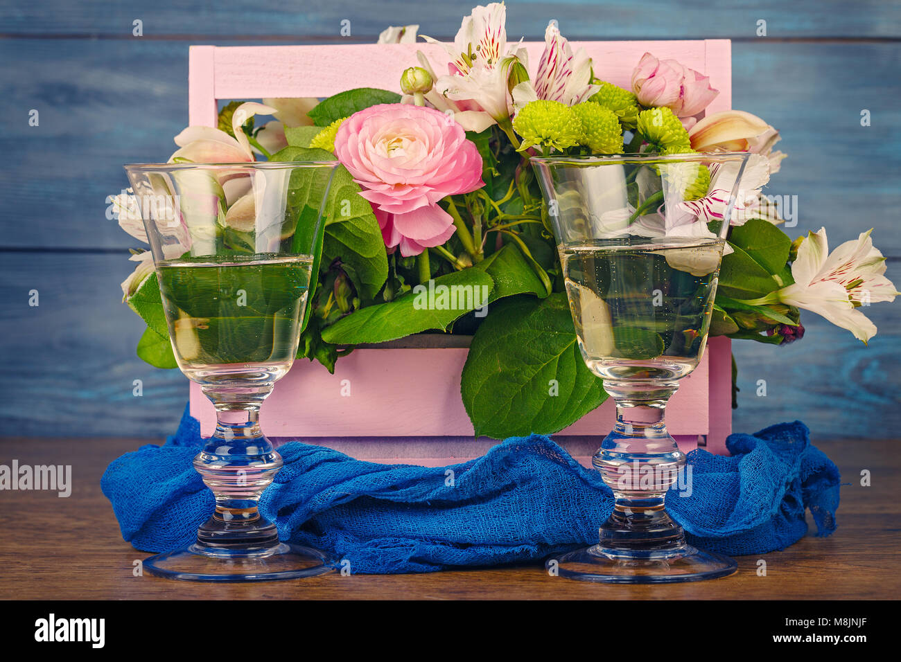 Arreglos con flores en una caja de madera rosa y vino Fotografía de stock -  Alamy