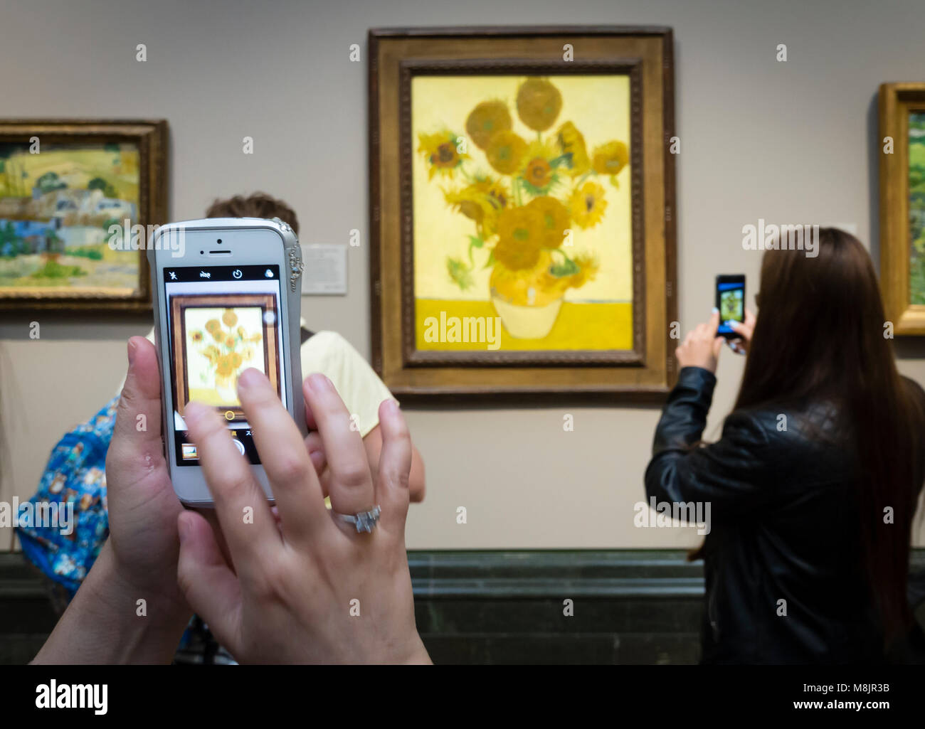 Londres, Reino Unido - 1 Sep 2017: Los visitantes de la Galería Nacional de Londres están utilizando sus smartphones para tomar fotografías de Vincent van Gogh's óleo "unflowers', una de las exhibiciones más famosas del museo. Foto de stock