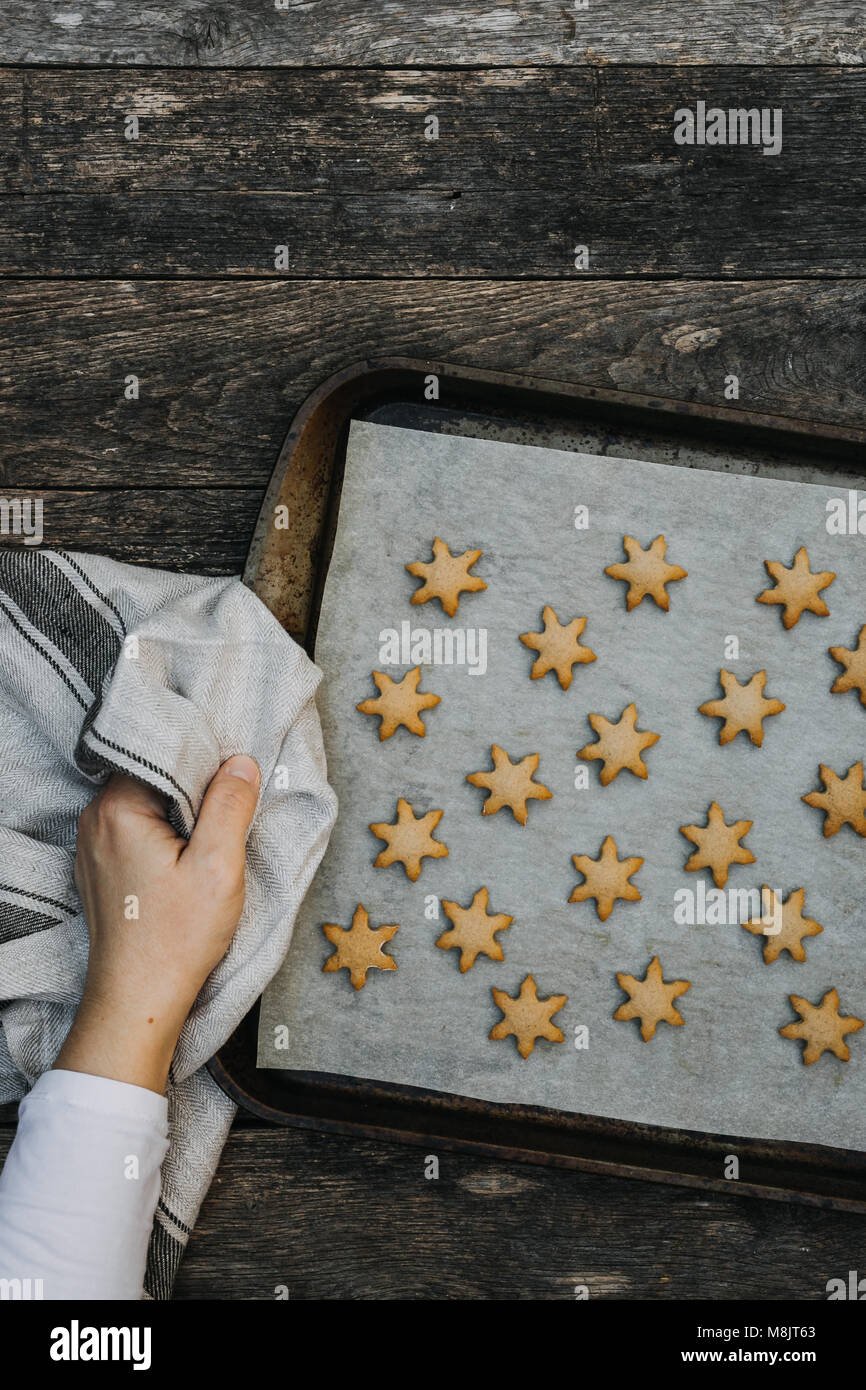 Hornear las galletas de jengibre para Navidad Foto de stock
