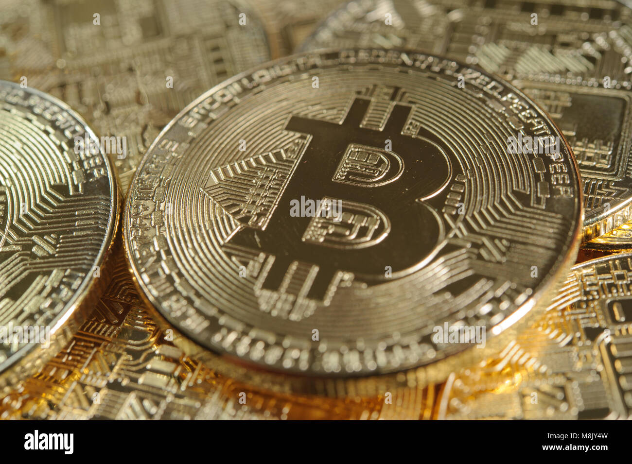 Muchos golden bitcoins como crypto conceptul imagen de moneda Foto de stock