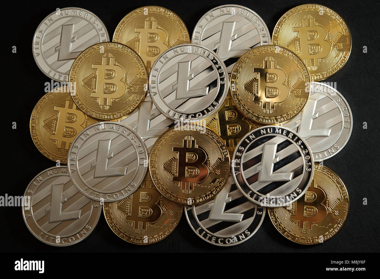 Mezcla de oro y plata monedas litecoin bitcoin Foto de stock