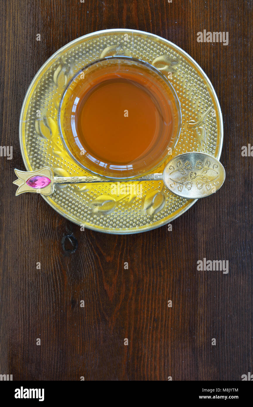 Tetera turca con un vaso de té Fotografía de stock - Alamy